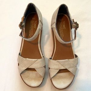 Toms platform sandals. Women’s size 9.
